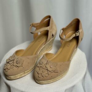 Talbots Wedge Heel Shoes. Suede uppers in tan with floral appliqué pattern. 8M